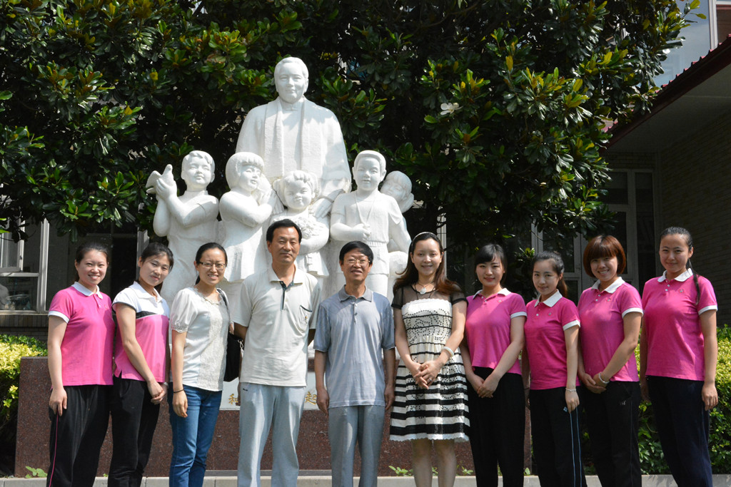 左一:09级国际语言文化学院学生候晓霓、 左二:09级国际语言文化学院学生孙红元、 左三:国际语言文化学院学前教育系系主任赵欣 左四:国际语言文化学院副院长卢苏亮 左五:国际语言文化学院院长韩广信 右一:12级国际语言文化学院学生郝静 右二:08级国际语言文化学院学生李佳玉 右三:07级国际语言文化学院学生朱天灵 右四:10级国际语言文化学院学生周璐、 右五:国务院幼儿园甘瑾副园长